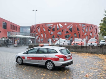 Ein Fahrzeug des Kölner Ordnungsamtes steht vor einem Parkplatz.