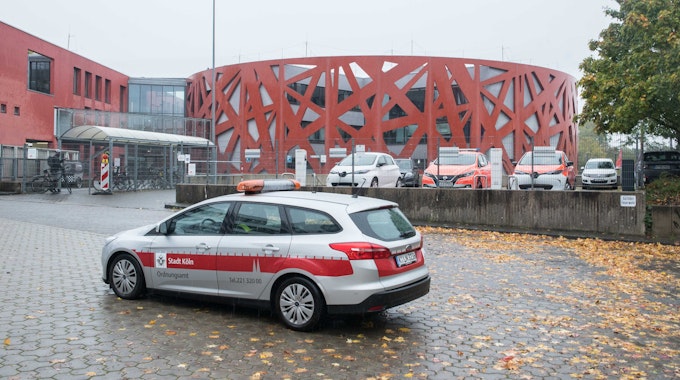 Ein Fahrzeug des Kölner Ordnungsamtes steht vor einem Parkplatz.
