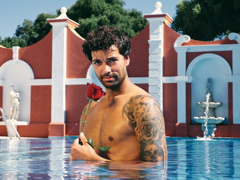 Leon posiert im Pool mit einer Rose vor der Kamera.