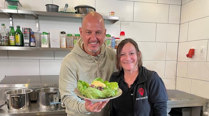 Frank Rosin (l.) und Maria Thoma (r.) stehen in der Sendung „Rosins Restaurants“ in der Küche des Lokals „Die Kantine“.