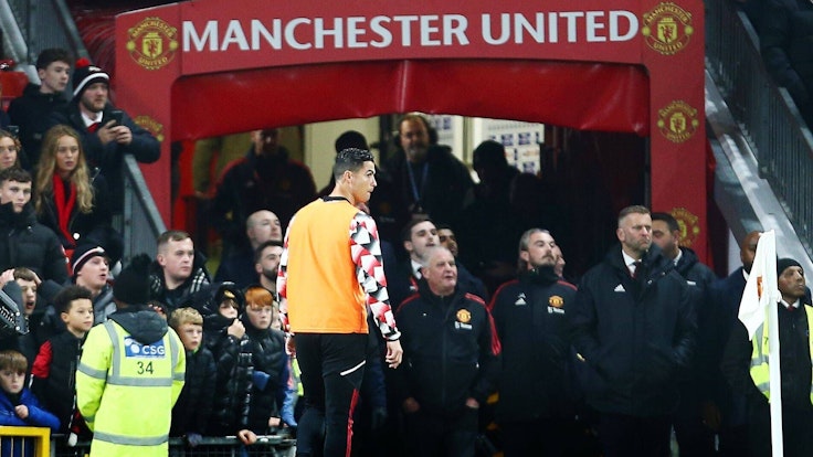 Das Spiel von Manchester United gegen Tottenham Hotspur läuft noch, da verschwindet Cristiano Ronaldo schon wütend in die Kabine.