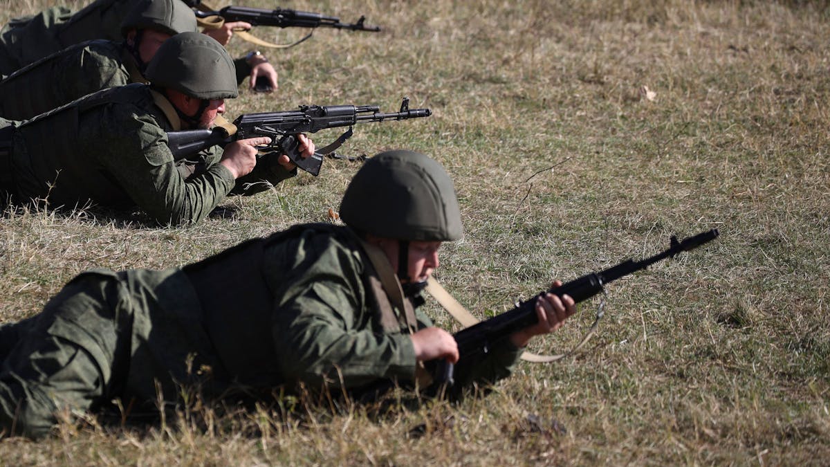 Rekruten trainieren auf einem Schießplatz im Süden Russlands.&nbsp;