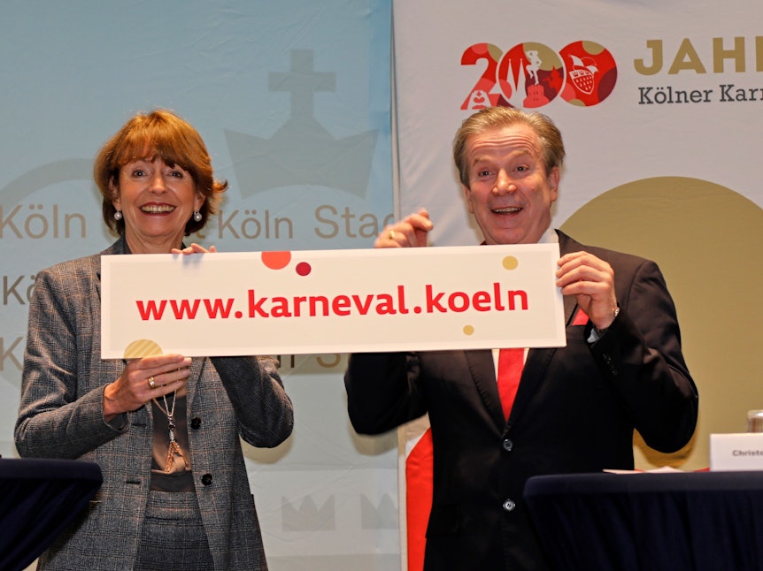 OB Henriette Reker und FK-Präsident Christoph Kuckelkorn präsentieren die Webseite zu Karneval 2023.