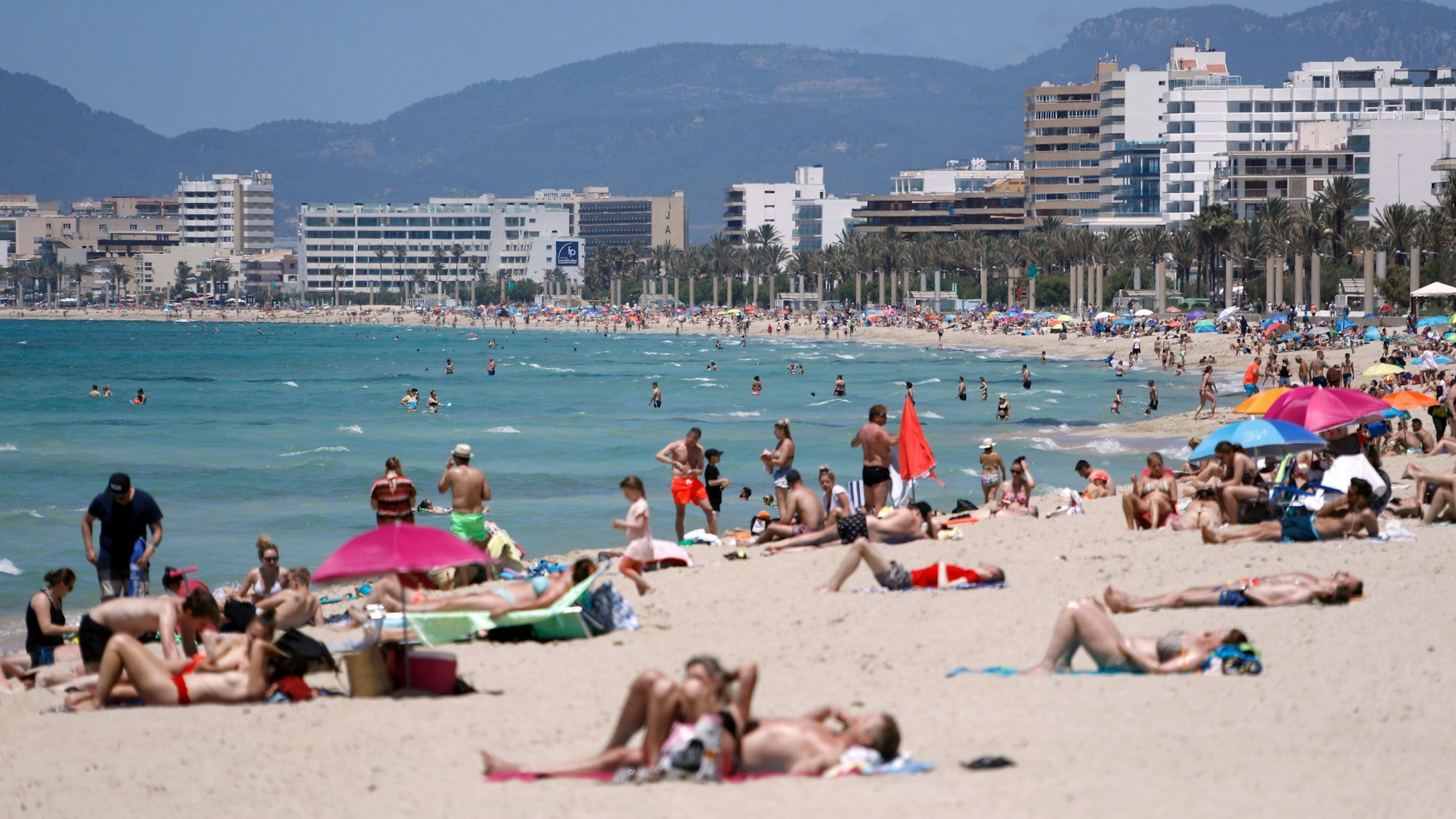 Eine Großbaustelle sorgt für Sperrungen auf Mallorca. Menschen sonnen sich im Mai 2021 am Strand von Arenal.
