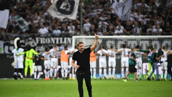 Daumen hoch von Daniel Farke für die Fans von Borussia Mönchengladbach nach dem Heimspiel gegen Hertha BSC am 19. August 2022.