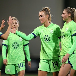 Die Frauen des VfL Wolfsburg klatschen sich nach einem Tor ab.