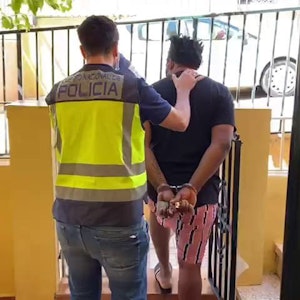 Die spanische Polizei nimmt ein Mitglied einer Liebesschwindler-Bande fest.