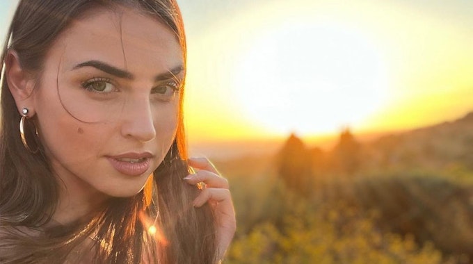 Ekaterina Leonova auf einem Instagram-Selfie vom Juli 2022 bei Sonnenuntergang.