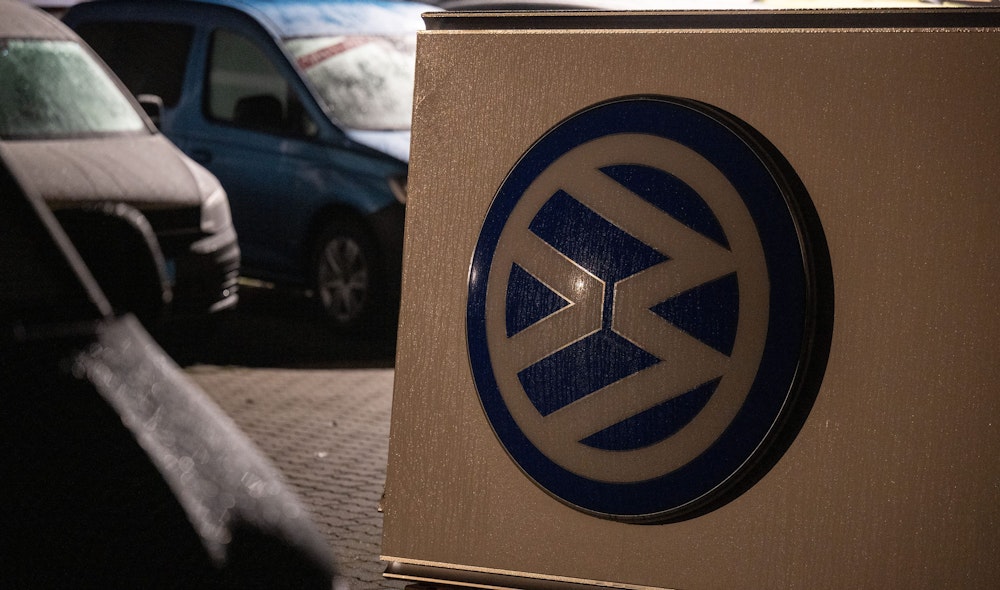 Die Wissenschaftler hatten sich auf den Boden geklebt. Hier ein Symbolfoto von einem VW-Logo.