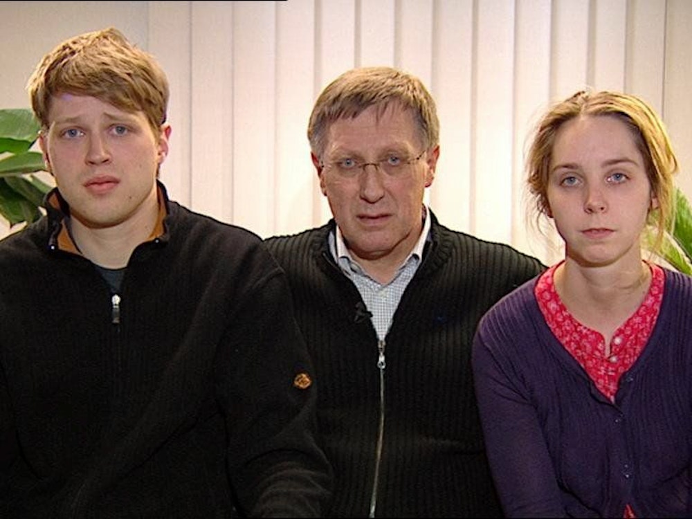 Der vom ZDF veröffentlichte Screenshot zeigt den Ehemann der entführten Bankiersgattin Maria Bögerl und die beiden Kinder am 19. Mai 2010.