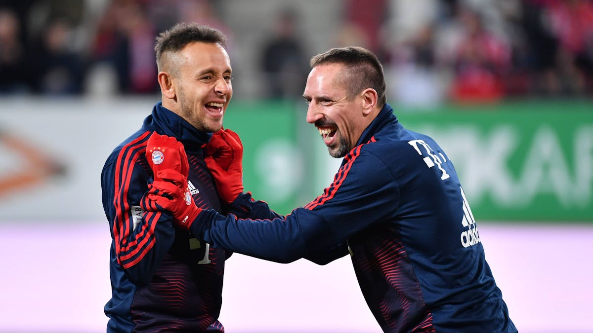 Die ehemaligen Bayern-Profis Rafinha (l.) und Franck Ribery albern zusammen herum.