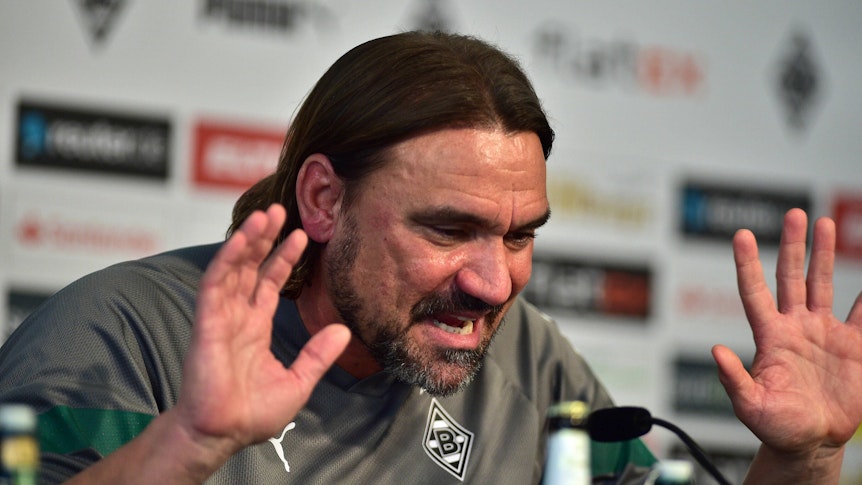 Daniel Farke, Trainer von Borussia Mönchengladbach, bei seinem 16-minütigen Monolog auf der Pressekonferenz am 21. Oktober 2022. Farke hat beide Hände erhoben.