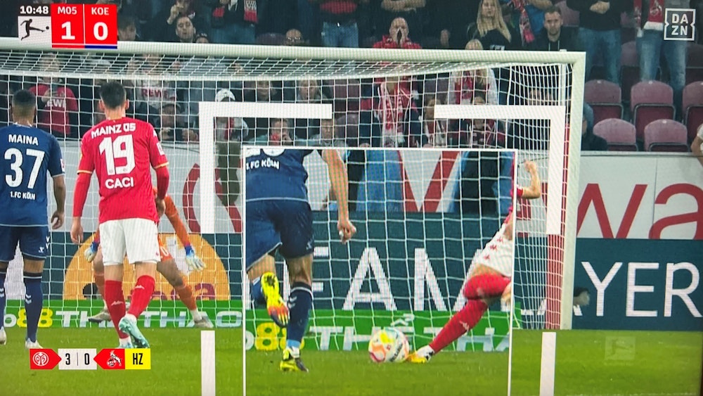 Der strittige Moment: Vor seinem Schuss könnte der Mainzer Marcus Ingvartsen den Ball mit seinem Standbein bereits minimal berührt haben.