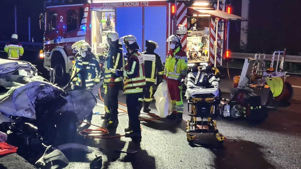 Rettungskräfte stehen nach dem schweren Unfall auf der A40 bei Bochum.