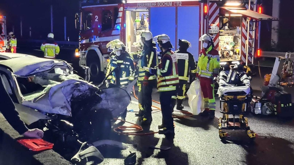 Rettungskräfte stehen nach dem schweren Unfall auf der A40 bei Bochum.