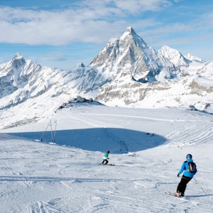 Skifahrer in Zermatt. Zermatt ist eines der größten und höchstgelegenen Skigebiete der Alpen – Matterhorn-Blick inklusive