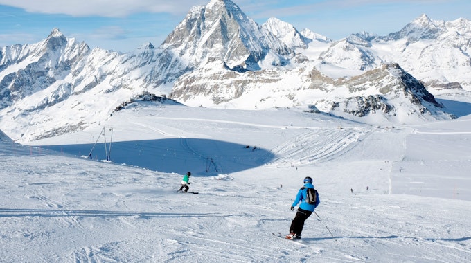 Skifahrer in Zermatt. Zermatt ist eines der größten und höchstgelegenen Skigebiete der Alpen – Matterhorn-Blick inklusive