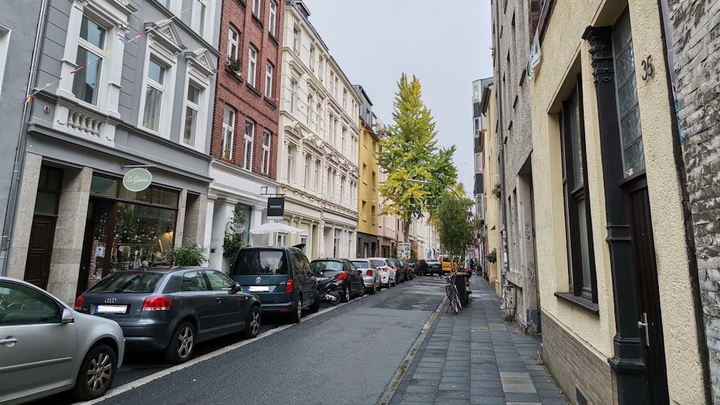 Das Ordnungsamt ist am 18. Oktober in der Körnerstraße in Köln-Ehrenfeld einmarschiert und hat dort grüne Zettel verteilt.