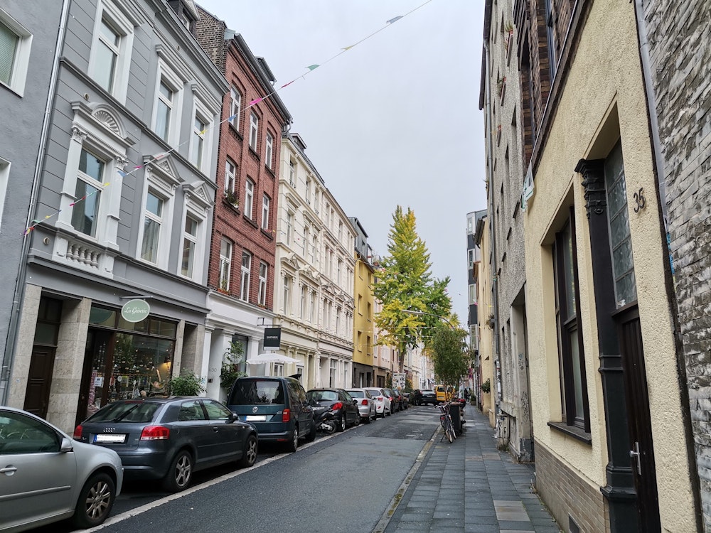 Das Ordnungsamt ist am 18. Oktober in der Körnerstraße in Köln-Ehrenfeld einmarschiert und hat dort grüne Zettel verteilt.
