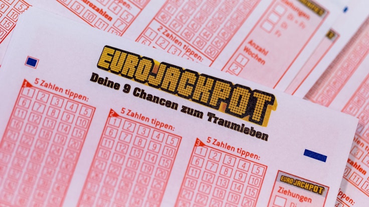 Lottoscheine mit der Aufschrift „Eurojackpot“ liegen in einer Lotto-Annahmestelle.