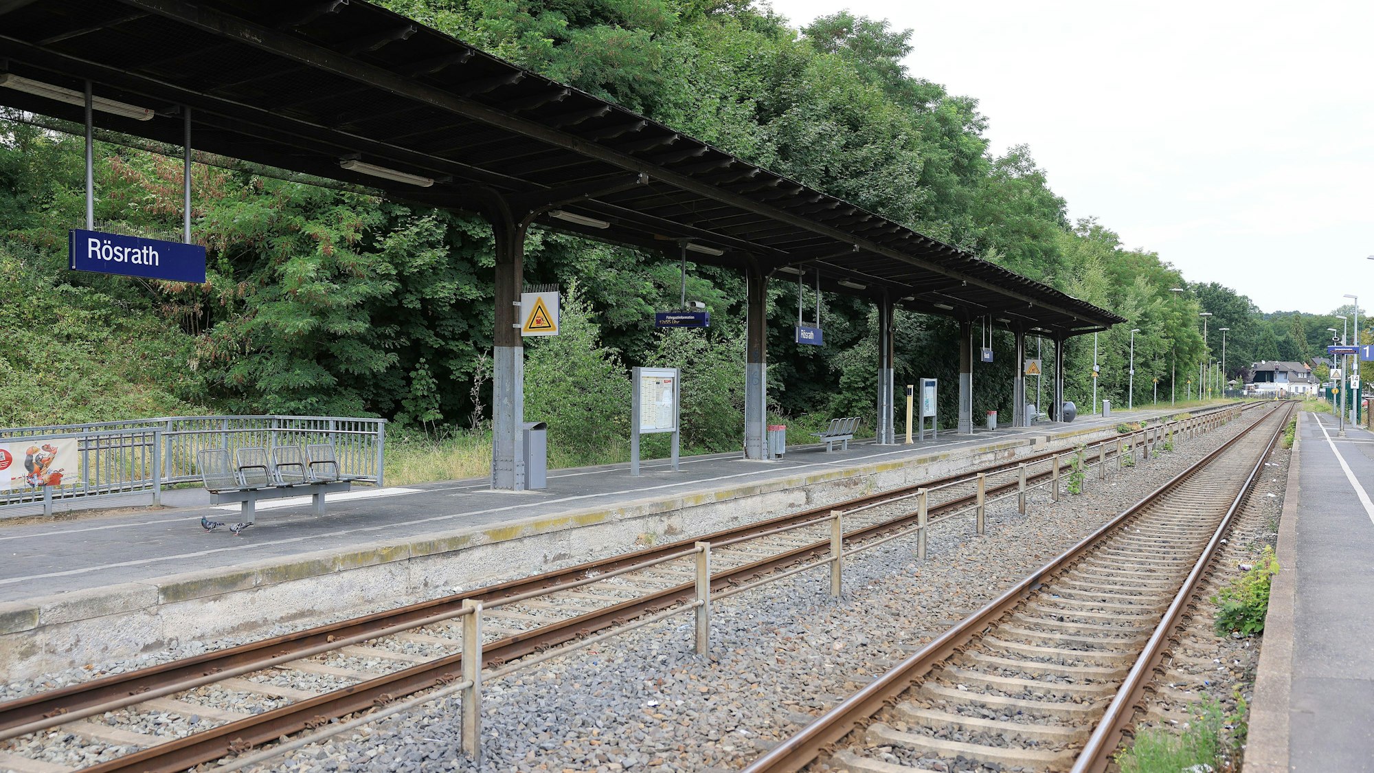 Der Bahnsteig in Rösrath ist leer.