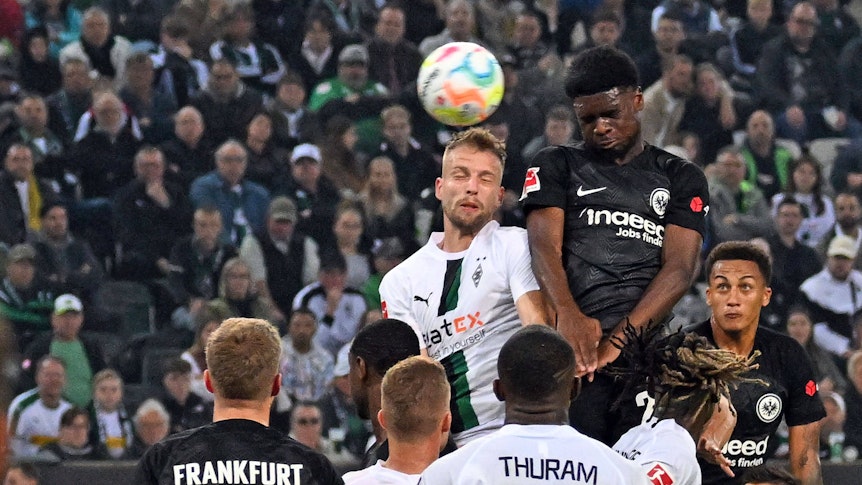 Borussia Mönchengladbach verliert am Samstag (22. Oktober 2022) in heimischer Arena das Bundesliga-Topspiel gegen Eintracht Frankfurt. In dieser Szene verliert Friedrich (l.) das Kopfballduell gegen Ebimbe (r.), der ins Gladbacher Tor trifft.