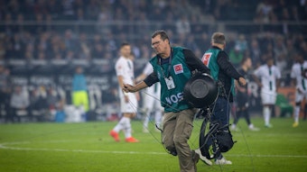Ein Techniker trägt die defekte Spidercam vom Spielfeld, geschehen beim Bundesliga-Spiel Borussia Mönchengladbach gegen Eintracht Frankfurt im Borussia-Park am 22. Oktober 2022.
