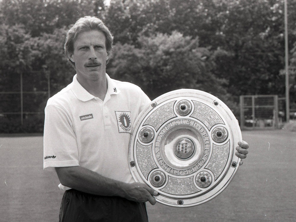 VfB Stuttgart: Fototermin mit Christoph Daum und der Meisterschale.