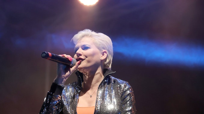 Schlagersängerin Melanie Müller performt auf der Bühne.
