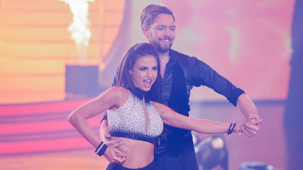 Bastian Bielendorfer, Comedian, und Ekaterina Leonova, Profitänzerin, tanzen in der RTL-Tanzshow „Let’s Dance“ im Coloneum.