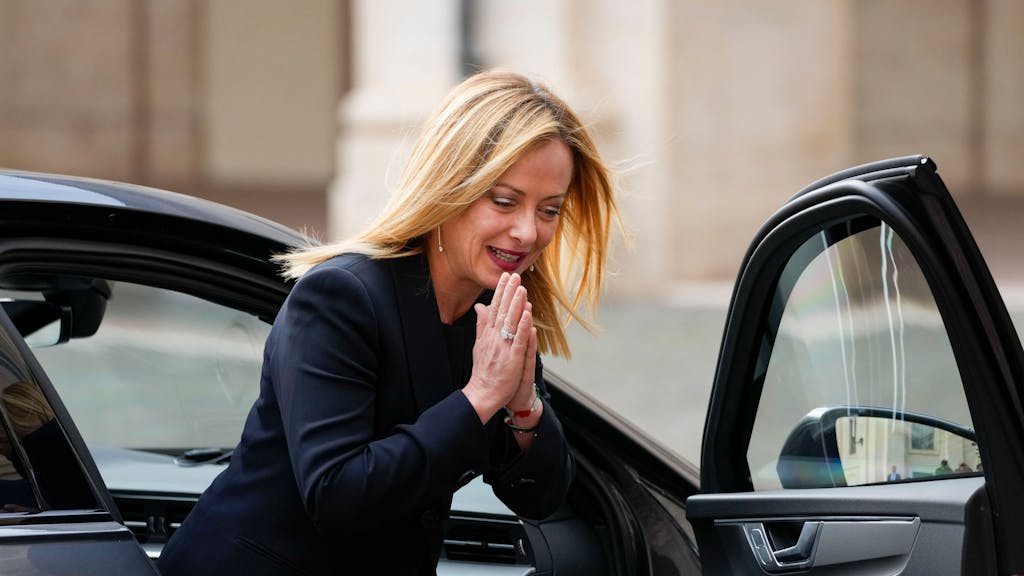 Italiens Premier Giorgia Meloni steigt in Rom aus dem Auto.