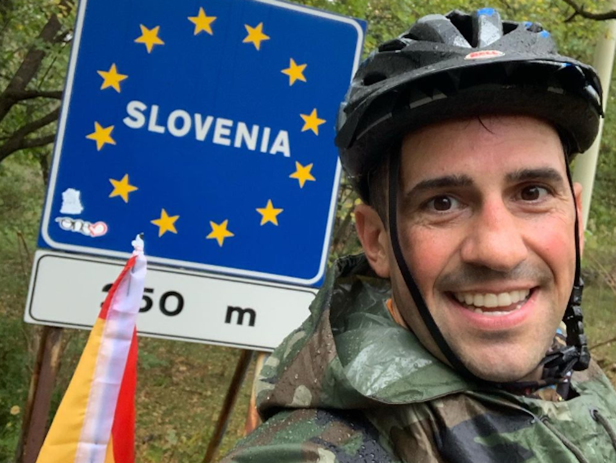 Santiago Sanchez Cogedor fotografiert sich selbst vor der Grenze zu Slowenien.