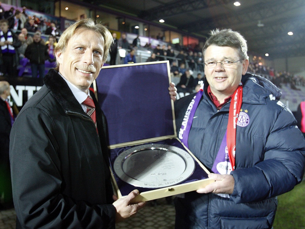 Präsident Wolfgang Katzian (Austria Wien, re.) mit einem Geschenk für Trainer Christoph Daum (Köln).