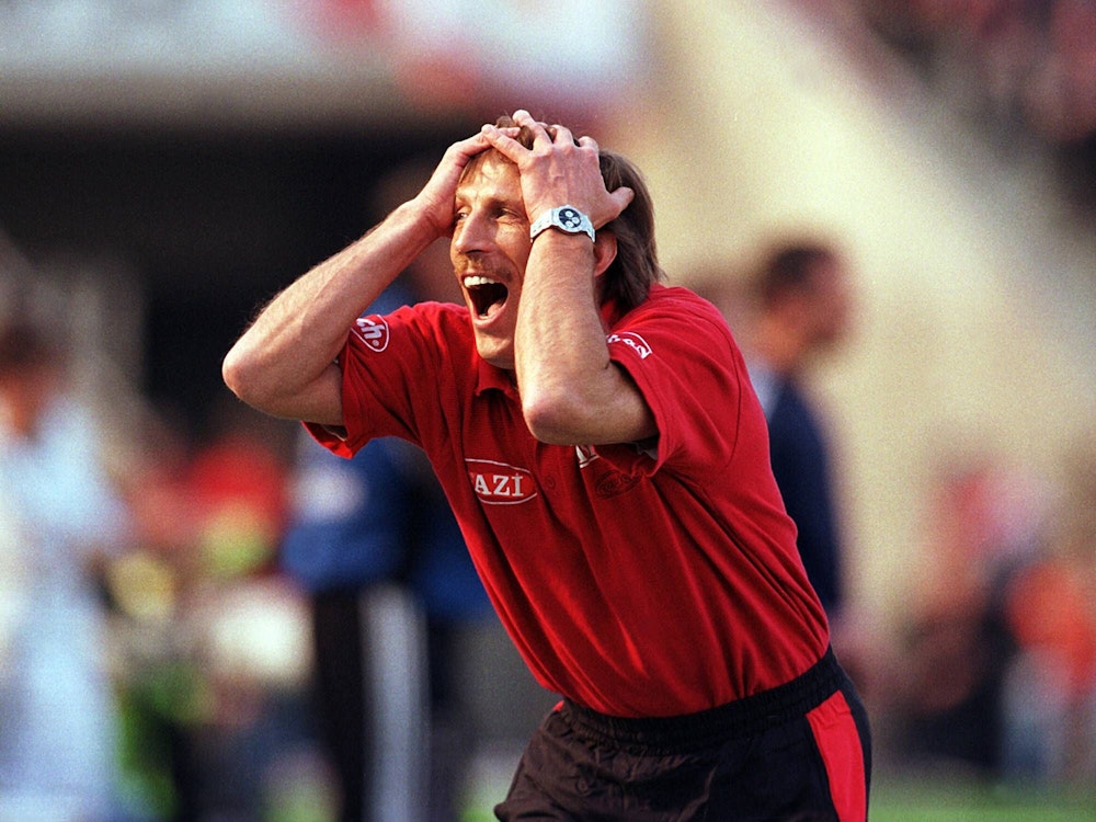 Trainer Christoph Daum (Leverkusen) schlägt verzweifelt die Hände über seinem Kopf zusammen und schreit hemmungslos.