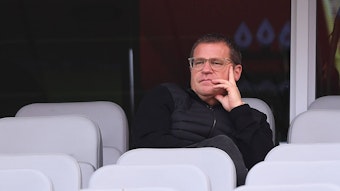 Max Eberl, ehemaliger Manager von Borussia Mönchengladbach, hat sich am Samstag (22. Oktober 2022) das Bundesliga-Duell zwischen Bayer Leverkusen und VfL Wolfsburg angeschaut. Eberl sitzt auf der Tribüne, er trägt eine Brille.