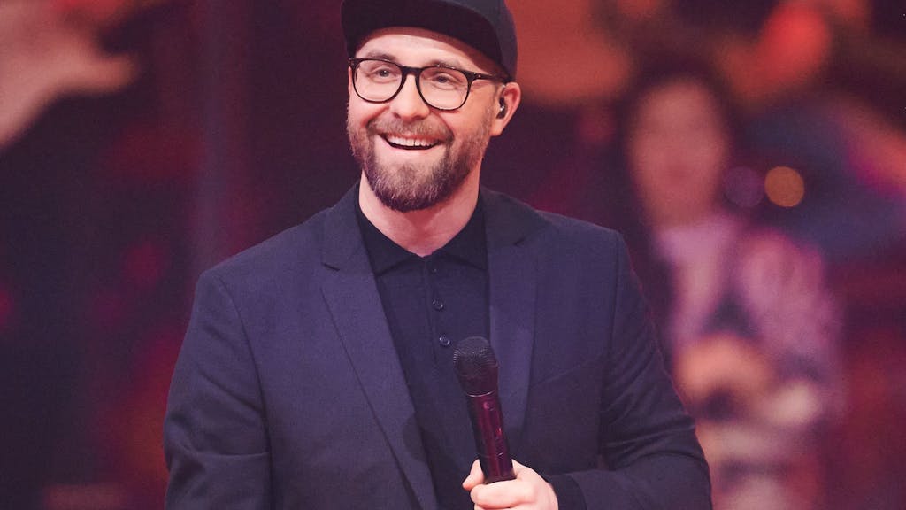 Mark Forster singt beim Halbfinale der Fernsehshow „The Voice of Germany“ am 12. Dezember 2021.