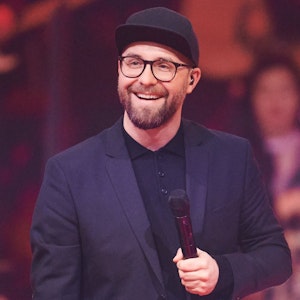 Mark Forster singt beim Halbfinale der Fernsehshow „The Voice of Germany“ am 12. Dezember 2021.
