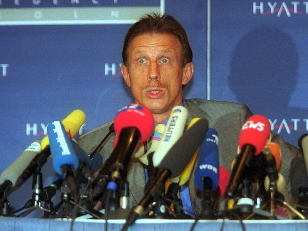 Trainer Christoph Daum (Deutschland) stößt während der ersten Pressekonferenz nach seinem Drogentest auf großes Medieninteresse.