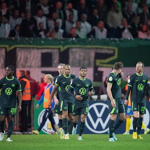 Wolfsburgs Spieler jubeln nach einem Tor.