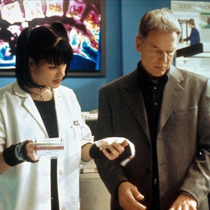 Pauley Perrette (l.) als Abby Sciuto und Mark Harmon als Special Agent Jethro Gibbs aus der US-Serie Navy CIS untersuchen etwas.