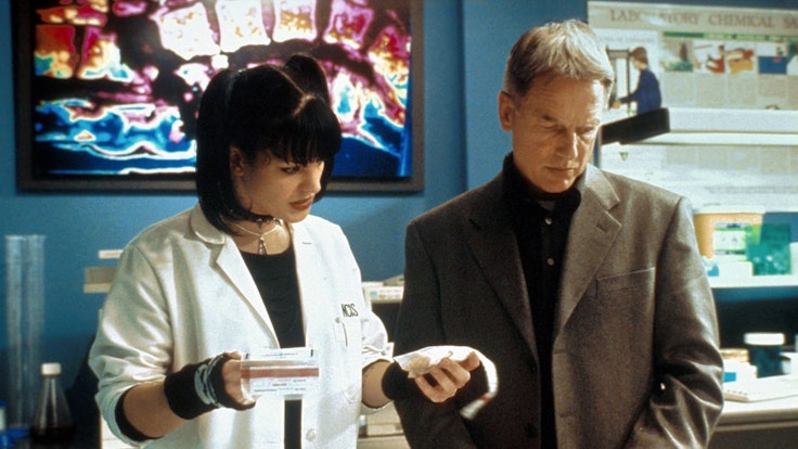 Pauley Perrette (l.) als Abby Sciuto und Mark Harmon als Special Agent Jethro Gibbs aus der US-Serie Navy CIS untersuchen etwas.