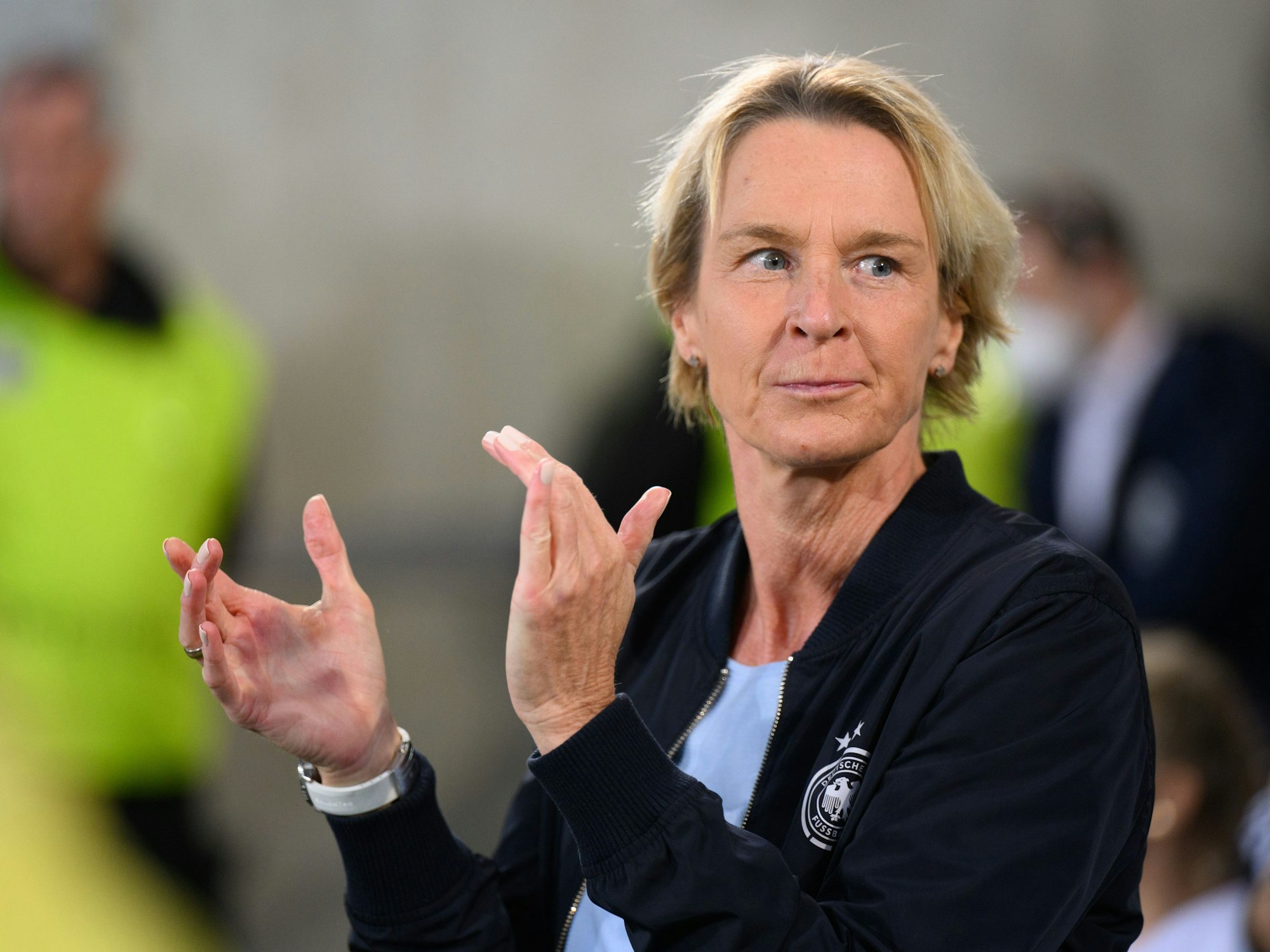 Bundestrainerin Martina Voss-Tecklenburg, hier vor dem Spiel gegen Frankreich am 7. Oktober 2022, kann mit der Auslosung zufrieden sein.