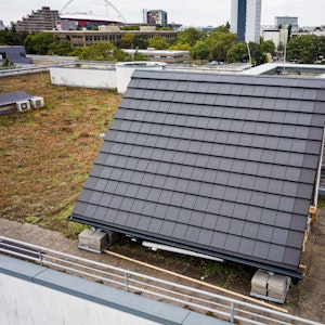 Das Foto zeigt ein mit Solardachpfannen eingedecktes Testdach an der TH Köln.