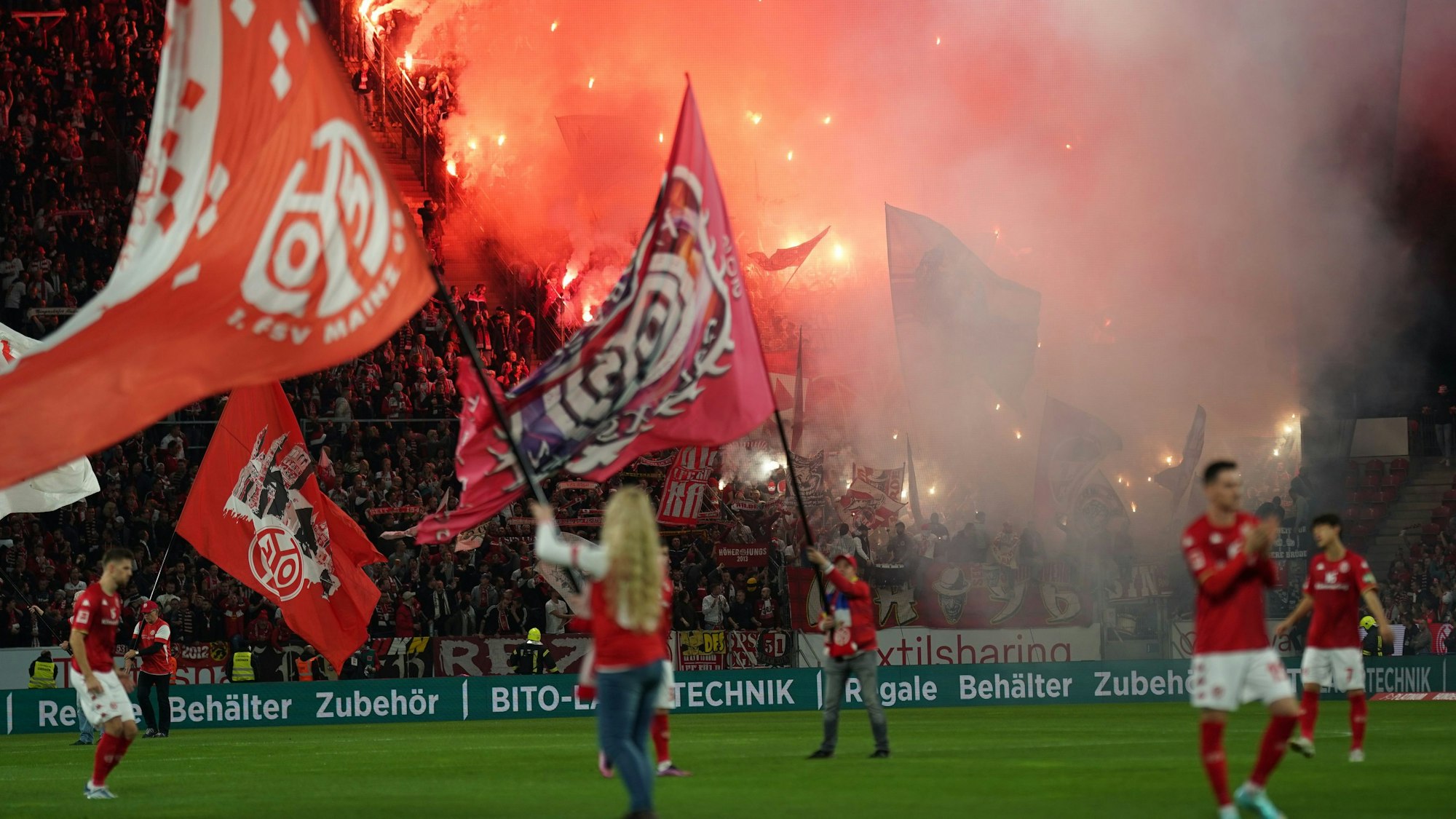 Bei Anpfiff des Bundesliga-Spiels FSV Mainz 05 gegen 1. FC Köln am Freitagabend (21. Oktober 2022) brannte der Gäste-Block lichterloh.