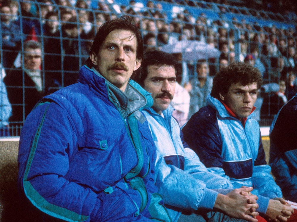 Trainer Christoph Daum (li.), Mannschaftsarzt Dr. Enderer (Mitte) und Physiotherapeut Jürgen Schäfer (alle 1. FC Köln).