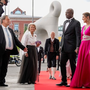 Prinzessin Märtha Louise (r-l) und ihr Verlobter Durek Verrett kommen zur Regierungsfeier anlässlich der Feierlichkeiten zum 18. Geburtstag von Norwegens Erbprinzessin Ingrid Alexandra.