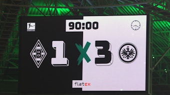 Schwarz auf weiß! Borussia Mönchengladbach hat am Samstag (22. Oktober 2022) das Bundesliga-Topspiel in eigener Arena gegen Eintracht Frankfurt mit 1:3 verloren, wie die Videowand nach dem Schlusspfiff anzeigt. Zu sehen ist die Anzeigetafel im Borussia-Park mit dem Endergebnis.