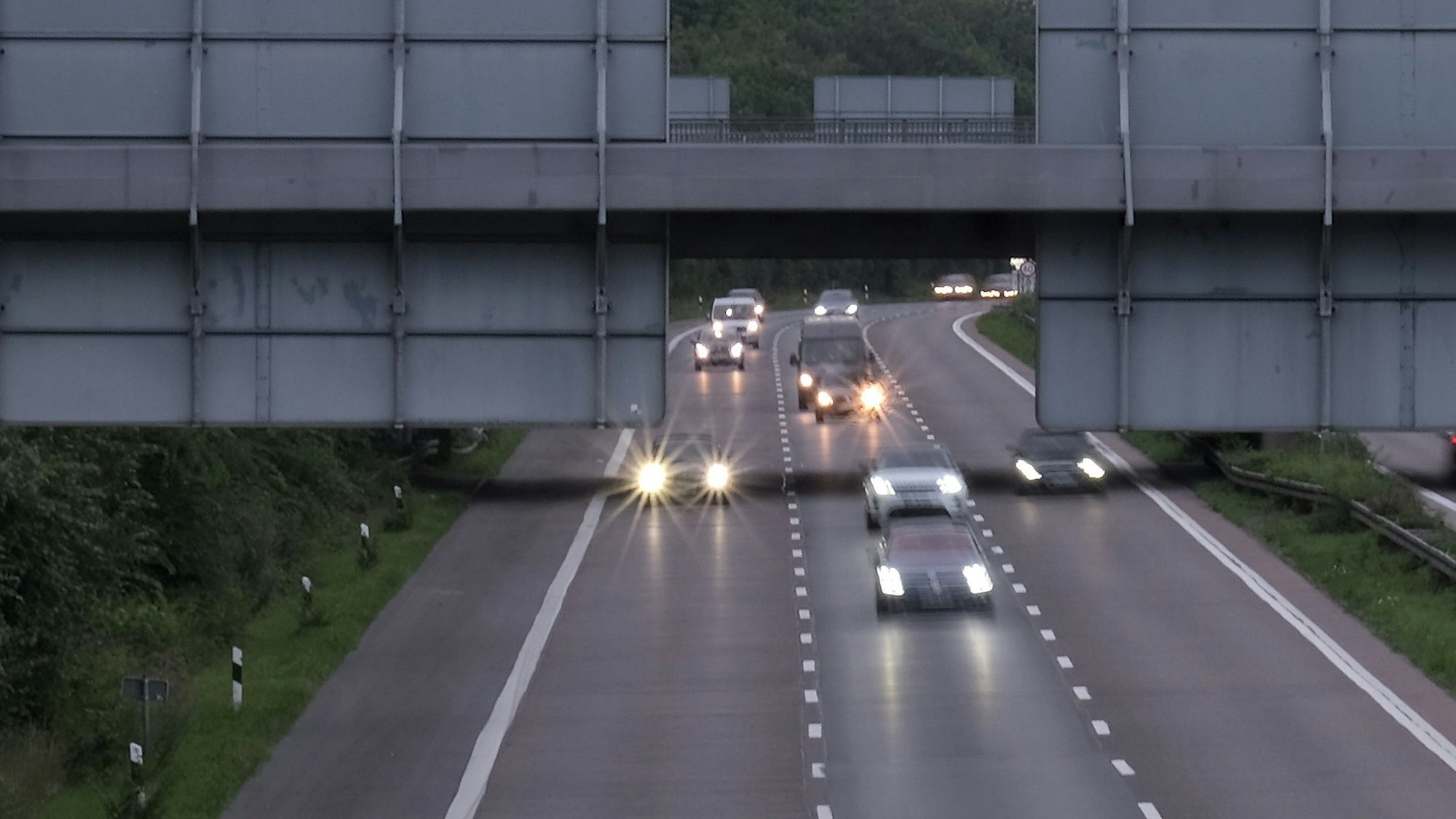 Autos fahren über die Autobahn A1 bei Köln.