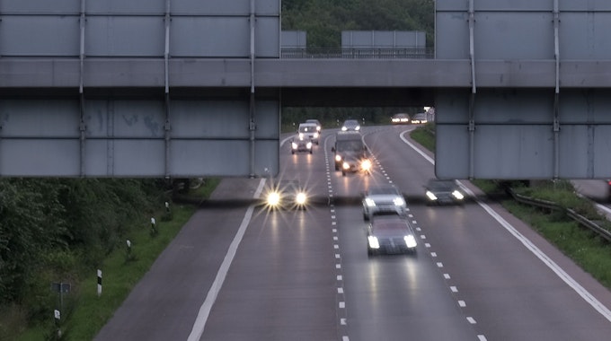 Autos fahren über die Autobahn A1 bei Köln.