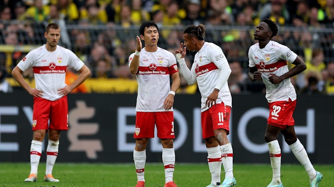 Die Spieler des VfB Stuttgart hadern beim 0:5 in Dortmund.